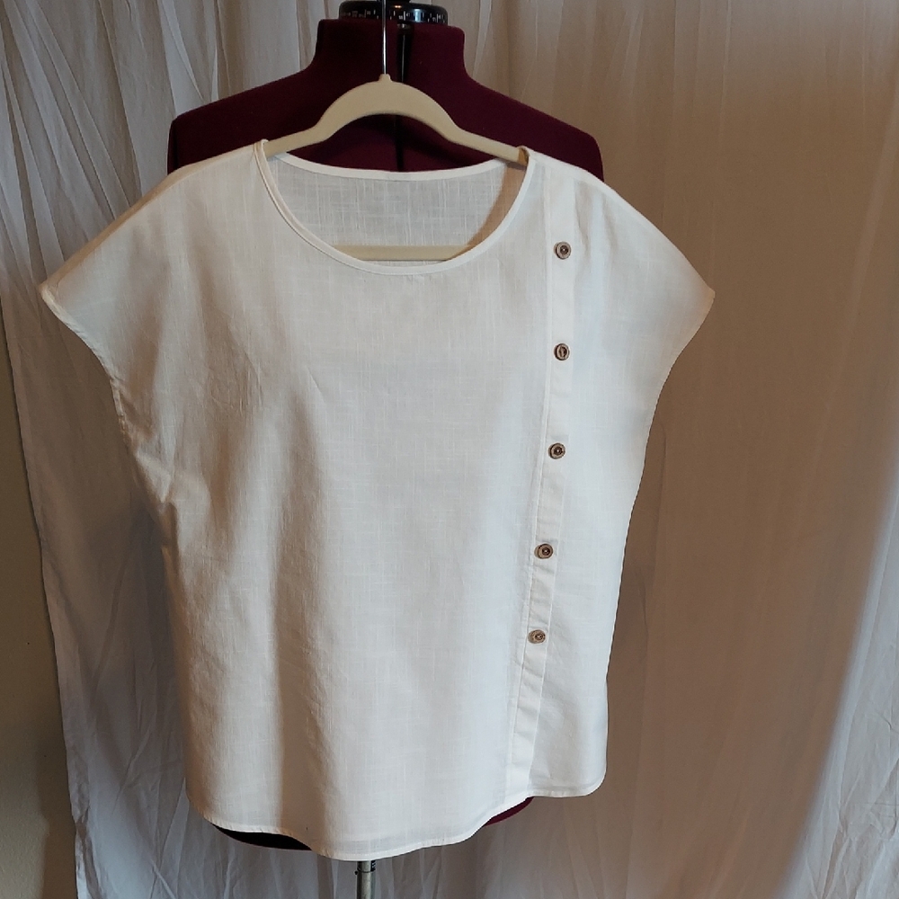 White linen pantsuit. Button detail. Capri. Size 1X no tags. Perfect for summer
